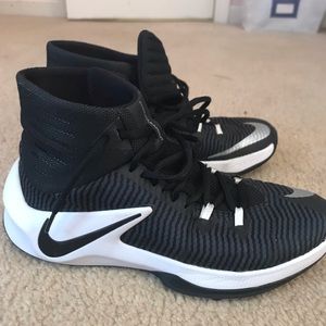 Nike zoom clear out basketball shoe